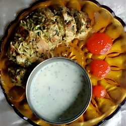 Ayam gulung Indomie dengan saus yogurt