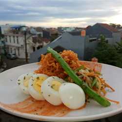 indomie bolognese with saute vegetables 