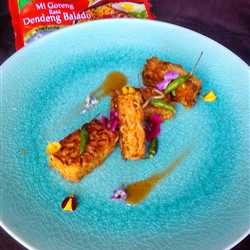 Indomie goreng rasa dendeng balado telor cetak .