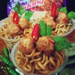 Cup INDOMIE rendang bola bola daging sapi