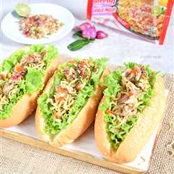 Sandwich Indomie Goreng Sambal Matah dengan Ayam Suwir