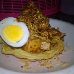 Indomie tahu tempe saus kacang