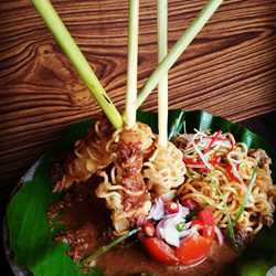 Indomie goreng saus ayam kacang