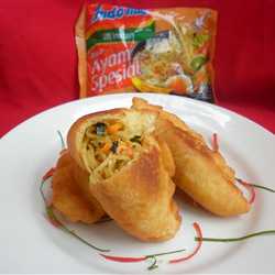 Manado Bread with Saute Noodle