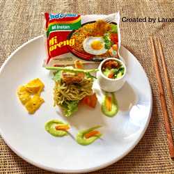 Indomie tortilla dengan saus guacamelo