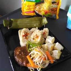 Lontong mie isi pedas dengan bumbu pecel