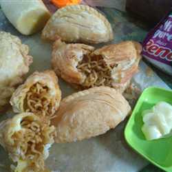 Pastel Renyah isi Mie