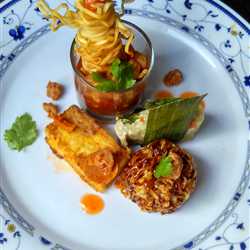 Indomie Keriting gulung udang saus tom yum,tum Indomie,mie telur,mie kering sambal manis.