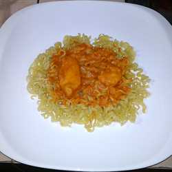 Indomie crispy noodle with prawn & chicken curry