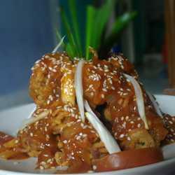 Bola mie kornet saus asam manis tabur wijen