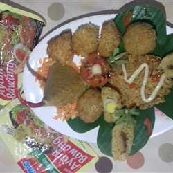 Tumpeng mie dengan lauk aneka kreasi mie