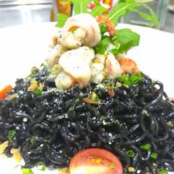 Squid ink indomie goreng with prawn