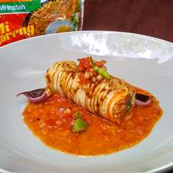 Indomie gulung daging cincang saus tomat pedas