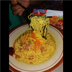 Indomie kuah lontong sayur