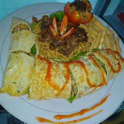Indomie Goreng Gulung Telur Isi Ayam Jamur Semur Manis