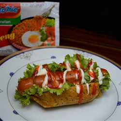 Hotdog Sapi Lada Hitam Indomie