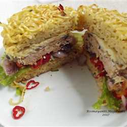 Ayam Jamur Kuping Indomie Burger dengan Sambal Matah