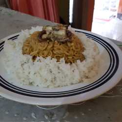 Indomie Goreng Cumi dengan Nasi